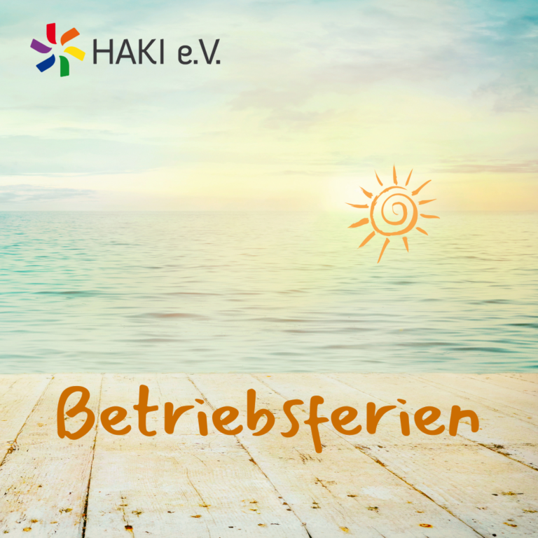 Ein Steg mit sonnenbeschienenem Meer dahinter.